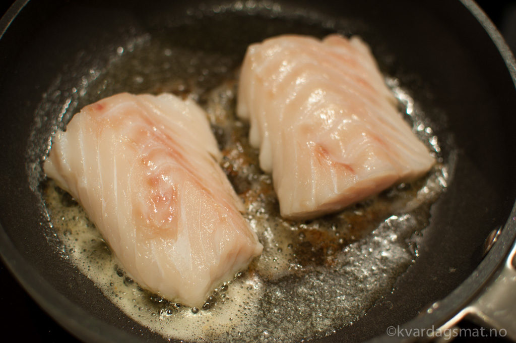 Steikt torsk med søtpotetstappe og eggesmør