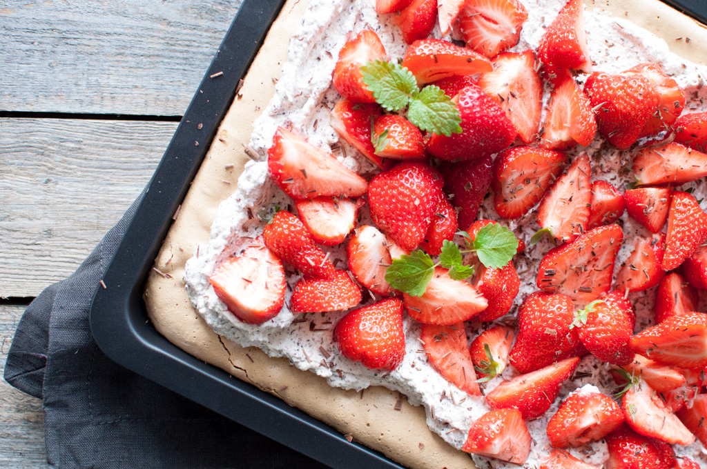 Pavlova I Langpanne Med Lakris, Sjokoladekrem Og Jordbær - Oppskrift ...