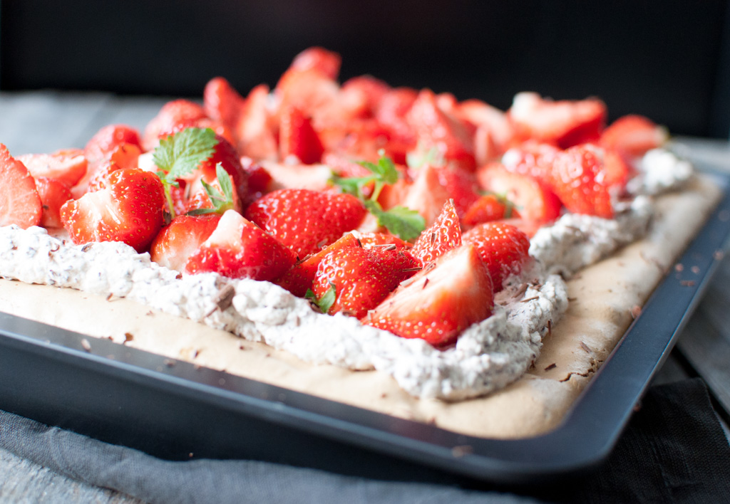 Pavlova I Langpanne Med Lakris, Sjokoladekrem Og Jordbær - Oppskrift ...