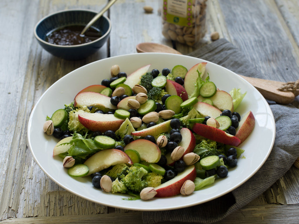 sommarsalat med nektarin, blåbær og pistasjenøtter