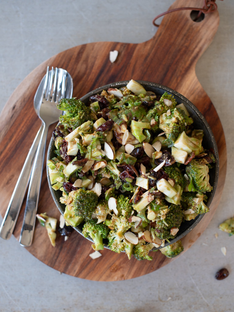 Brokkolisalat med tahinidressing og tranebær